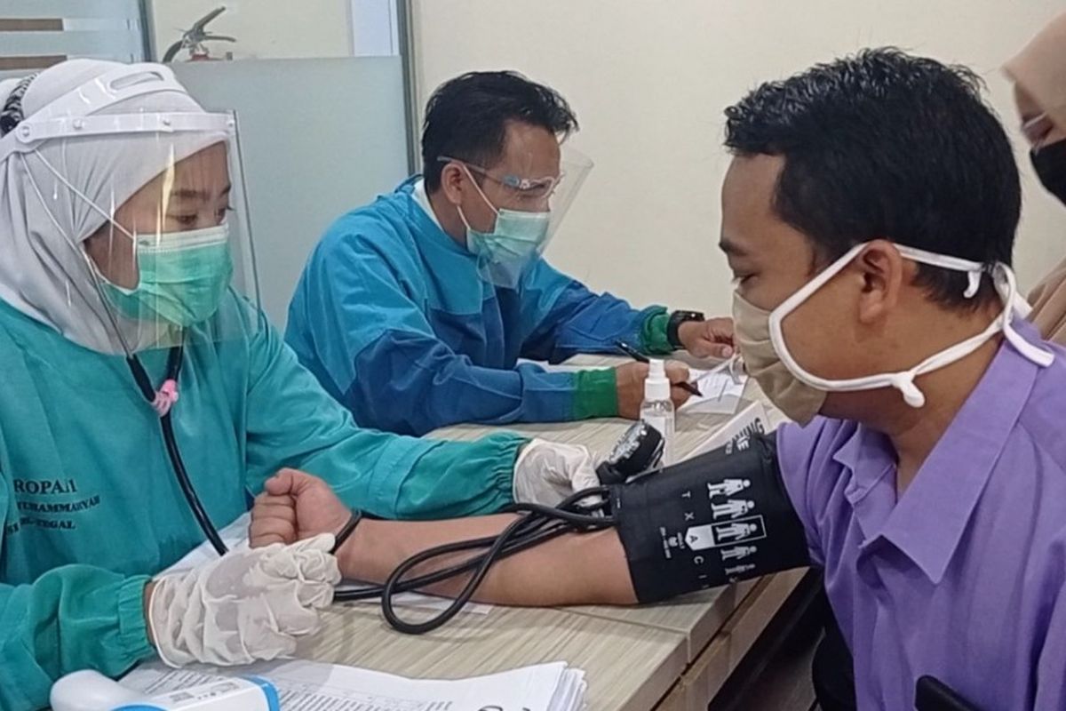 Nakes di salah satu rumah sakit rujukan Covid-19 di Kabupaten Tegal, Jawa Tengah mendapay suntikan vaksin booster ke 2, Kamis (11/8/2022) 