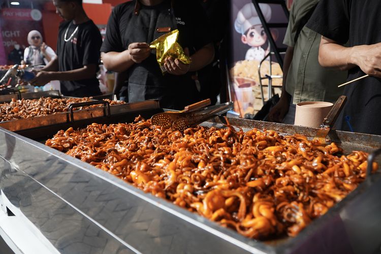 Potrait kemeriahan Pekan Raya Jakarta (PRJ) 2025 di JIExpo Kemayoran, Jakarta Utara, Sabtu (21/6/2025). 