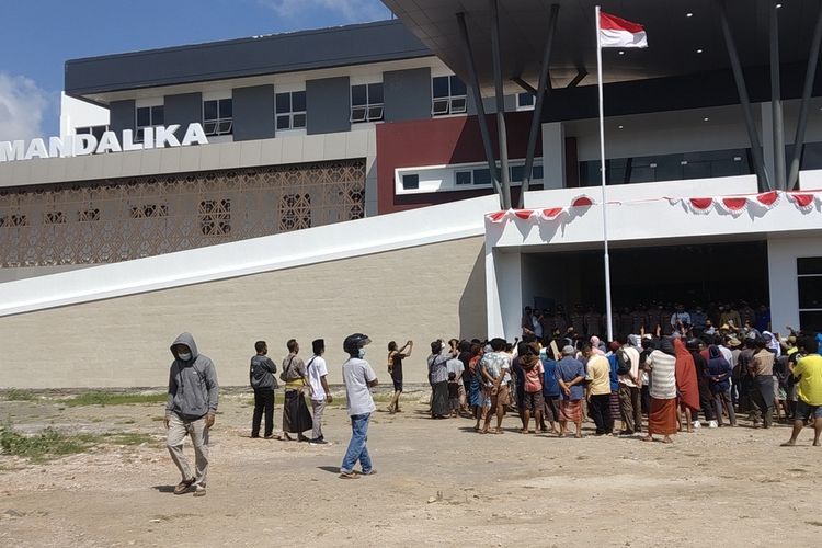 suasana aksi demonstrasi di depan RS Mandalika