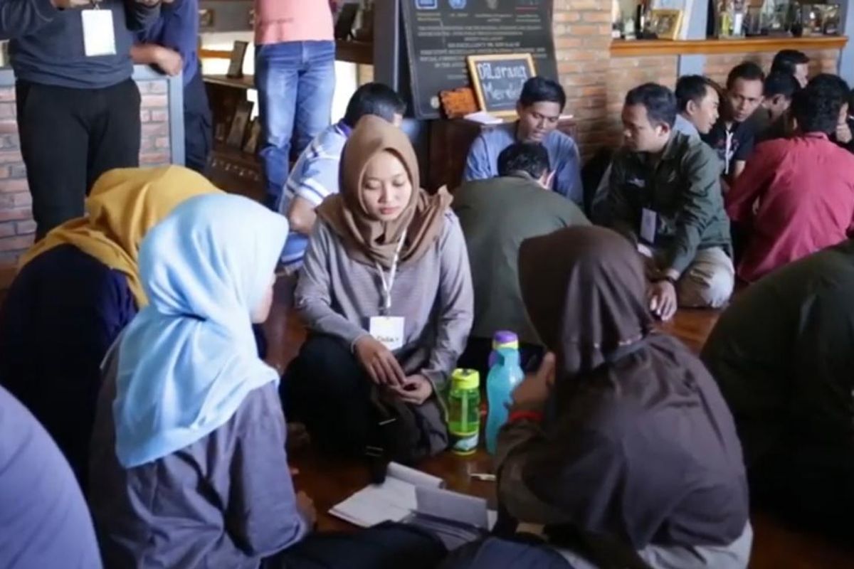 Para pemuda yang tergabung dalam program Patriot Desa saat melaksanakan kegiatan kemasyarakatan.