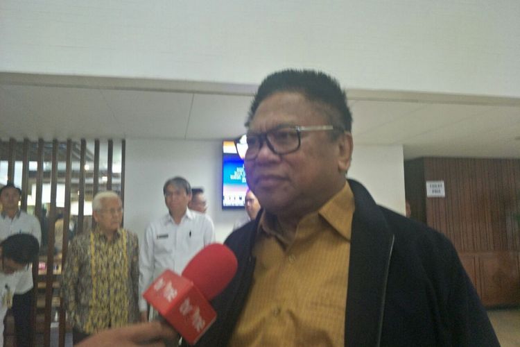 Ketua Umum Partai Hanura Oesman Sapta Odang di kompleks parlemen, Selasa (18/12/2018). 