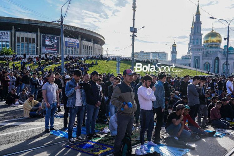 Suasana Shalat Ied di Masjid Moskovskaya Sobornaya Mechet, Moskow, pada hari Idul Fitri 1439 H, Jumat (15/6/2018).
