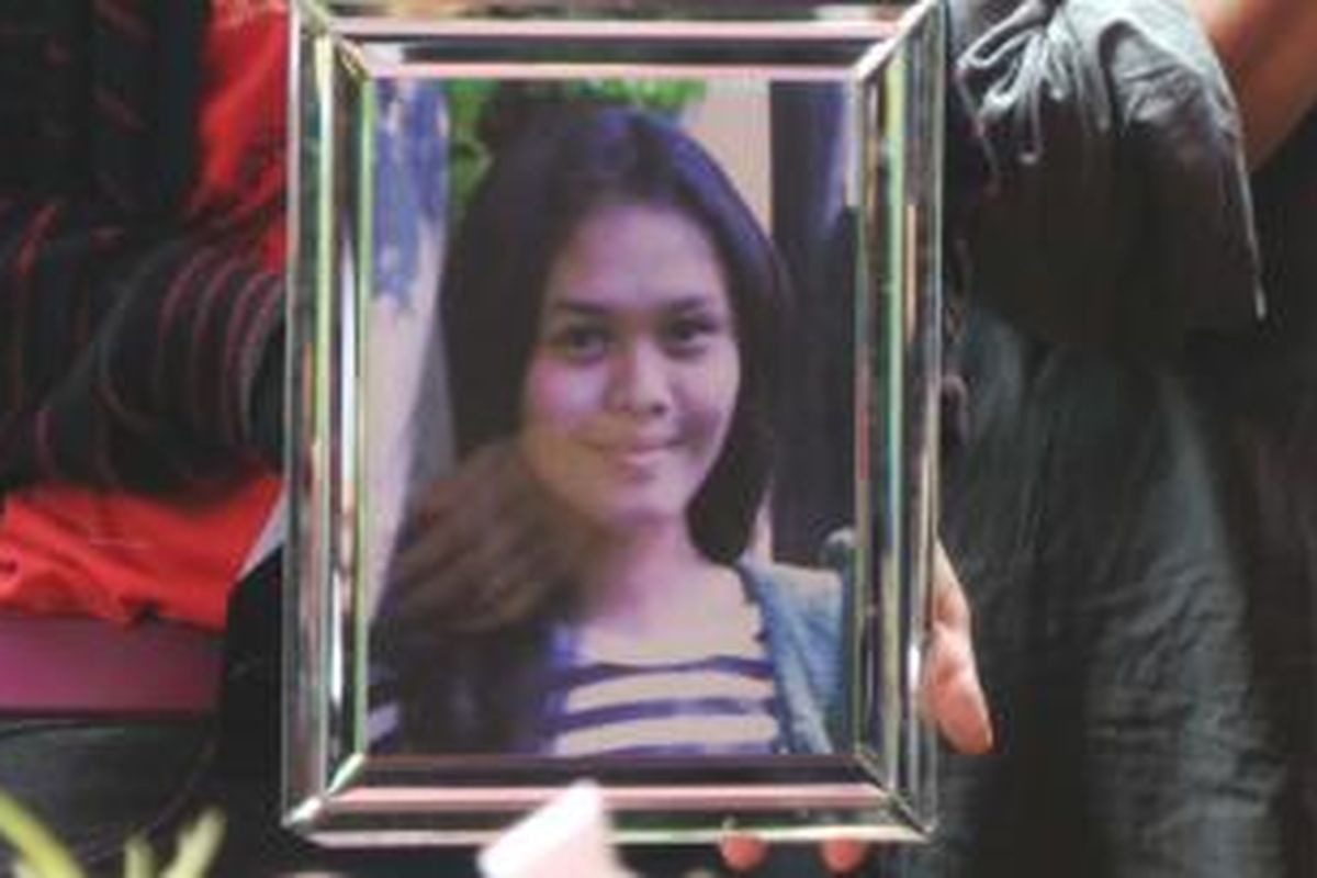 Mahasiwi Univeristas Bunda Mulia (UBM) Ade Sara Angelina Suroto (19) yang dibunuh mantan pacarnya dimakamkan di TPU Pondok Kelapa, Duren Sawit, Jakarta Timur. Jumat (7/3/2014).