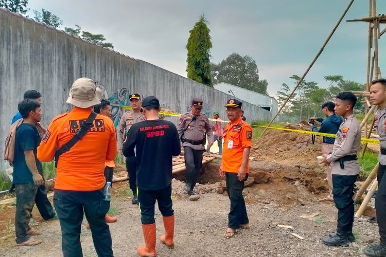 BPBD bersama sejumlah relawan melakukan evakuasi terhadap 3 pekerja yang tertimbun longsor di Wonosobo pada Kamis (2/11/2023)