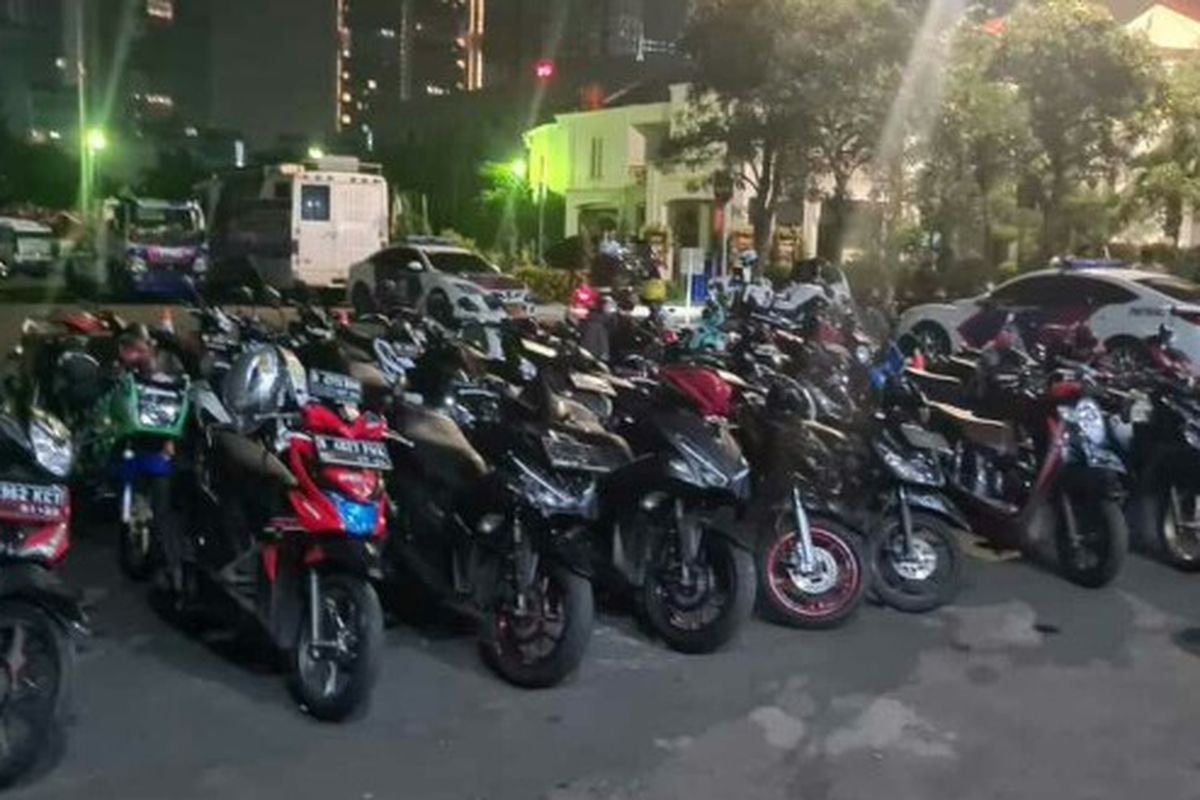 Direktorat Lalu Lintas Polda Metro Jaya melakukan pendindakan terhadap sejumlah pemotor yang menggelar aksi balap liar di Jalan Tentara Pelahar, Grogol Utara, Kebayoran Lama, Jakarta Selatan, Kamis (2/9/2021) dini hari.