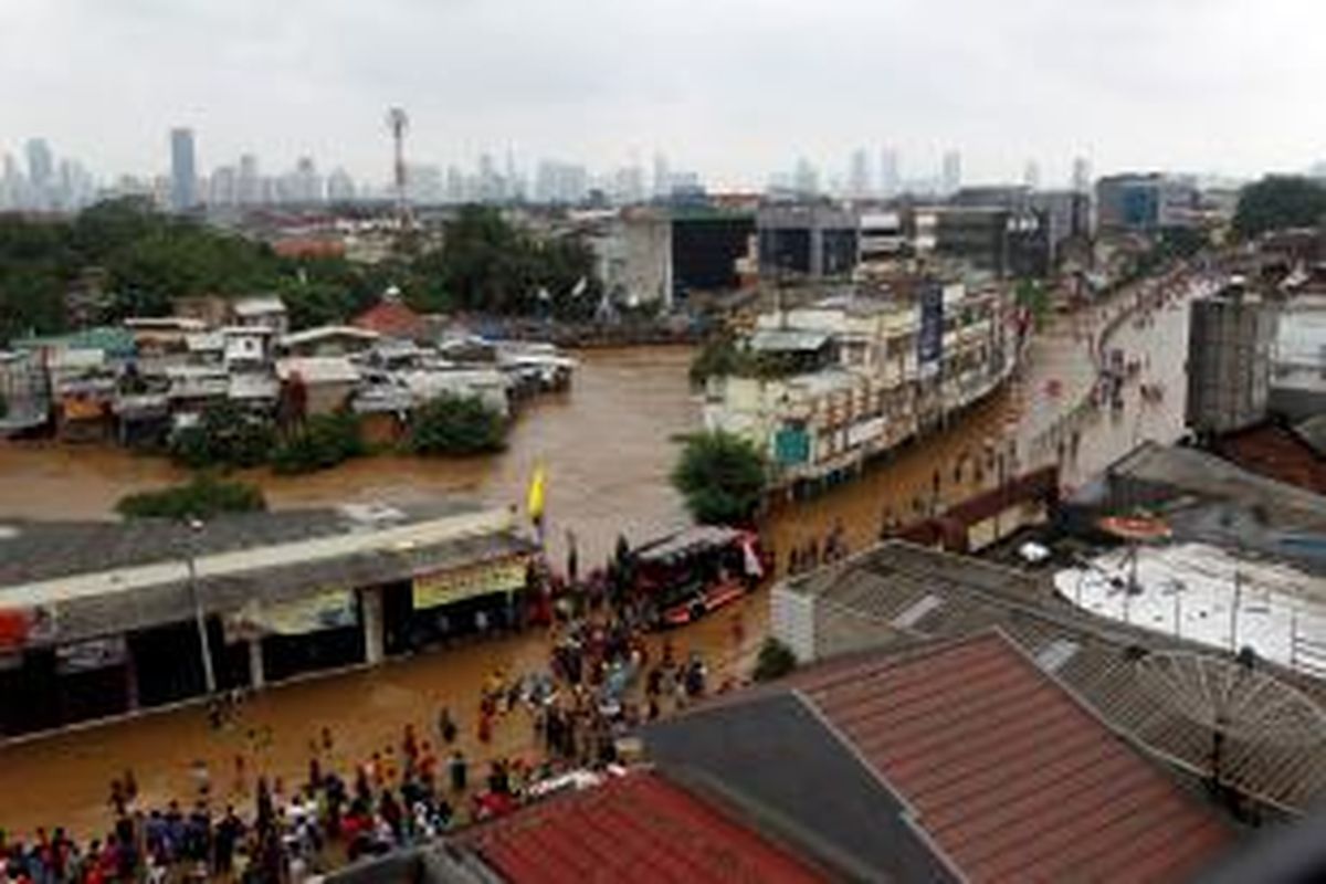 Jalan Jatinegara Barat terendam banjir luapan Kali Ciliwung, Jakarta, Sabtu (18/1/2014). Hujan dengan intensitas lebat disertai angin diperkirakan masih akan terus terjadi di Jakarta dan sekitarnya hingga Senin (20/1/2014) .