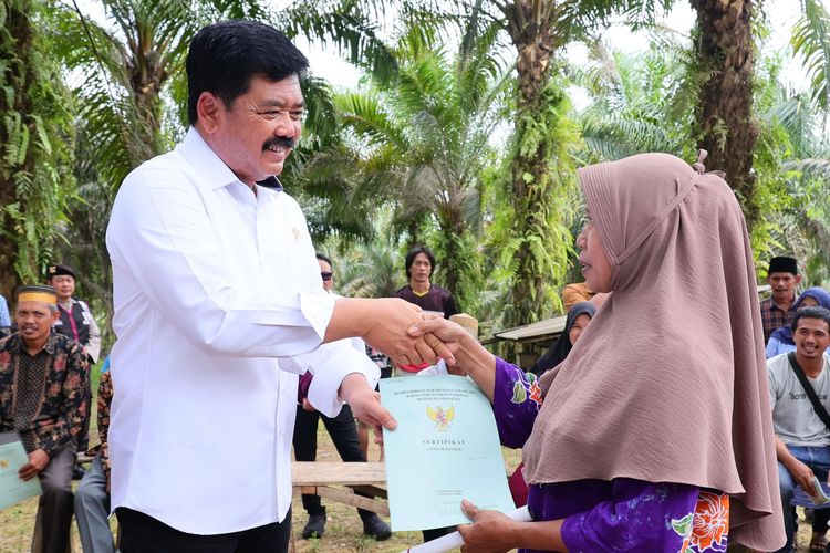 Menteri ATR/Kepala BPN, Hadi Tjahjanto menyerahkan 279 sertifikat redistribusi tanah di Desa Mekarjaya, Kabupaten Muaro Jambi, Provinsi Jambi, pada Sabtu (06/01/2024).