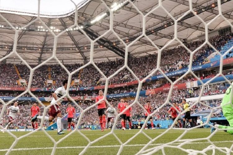 Penyerang Meksiko, Carlos Vela, mencetak gol melalui titik penalti ke gawang Korea Selatan pada pertandingan di Rostov, 23 Juni 2018. 
