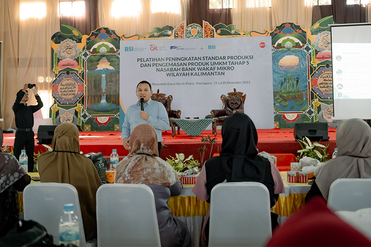 BSI Maslahat menggelar kegiatan pelatihan standar produksi dan kemasan produk tahap kelima bagi para pelaku UMKM yang merupakan anggota Bank Wakaf Mikro (BWM). Agenda pelatihan dilaksanakan pada Selasa-Rabu, 19-20 Desember 2023 di Ponpes Darul Hijrah CIndai Alus Martapura Kalimantan Selatan.