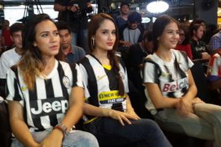 Tiga artis Indonesia (dari kiri ke kanan), Nadine Alexandra, Cinta Laura, dan Pevita Pearce, menjadi bintang tamu dalam acara Together Nice for Juventus FC di Gandaria City, Jakarta, Rabu (23/7/2014).