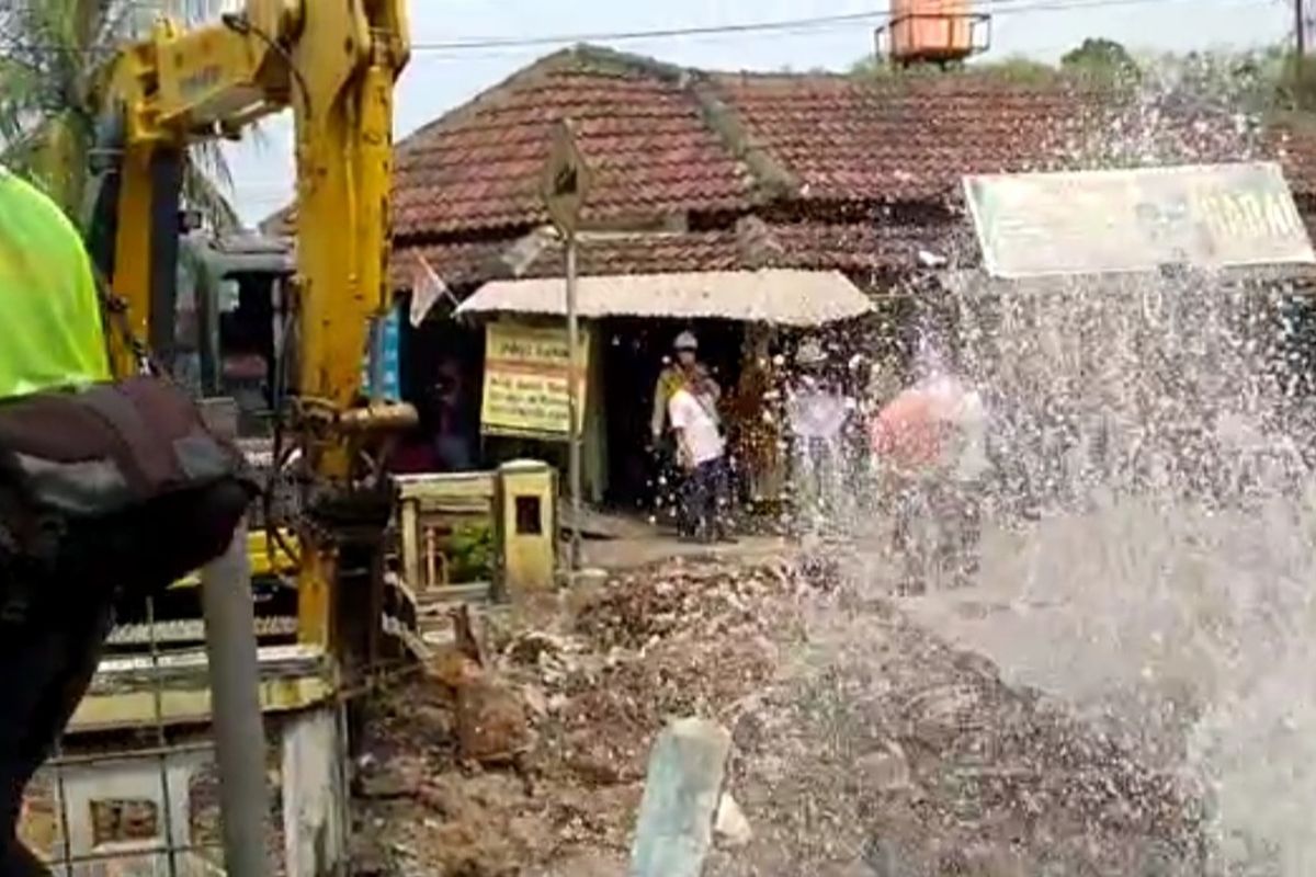 Pipa air milik PT Aetra di Jalan Lapangan Tembak, Cibubur, Jakarta Timur, bocor imbas proyek revitalisasi Jembatan Cibubur, pada Rabu (3/8/2022).