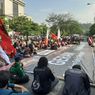 Demonstran Bentangkan Spanduk Raksasa di Depan Kantor Ganjar