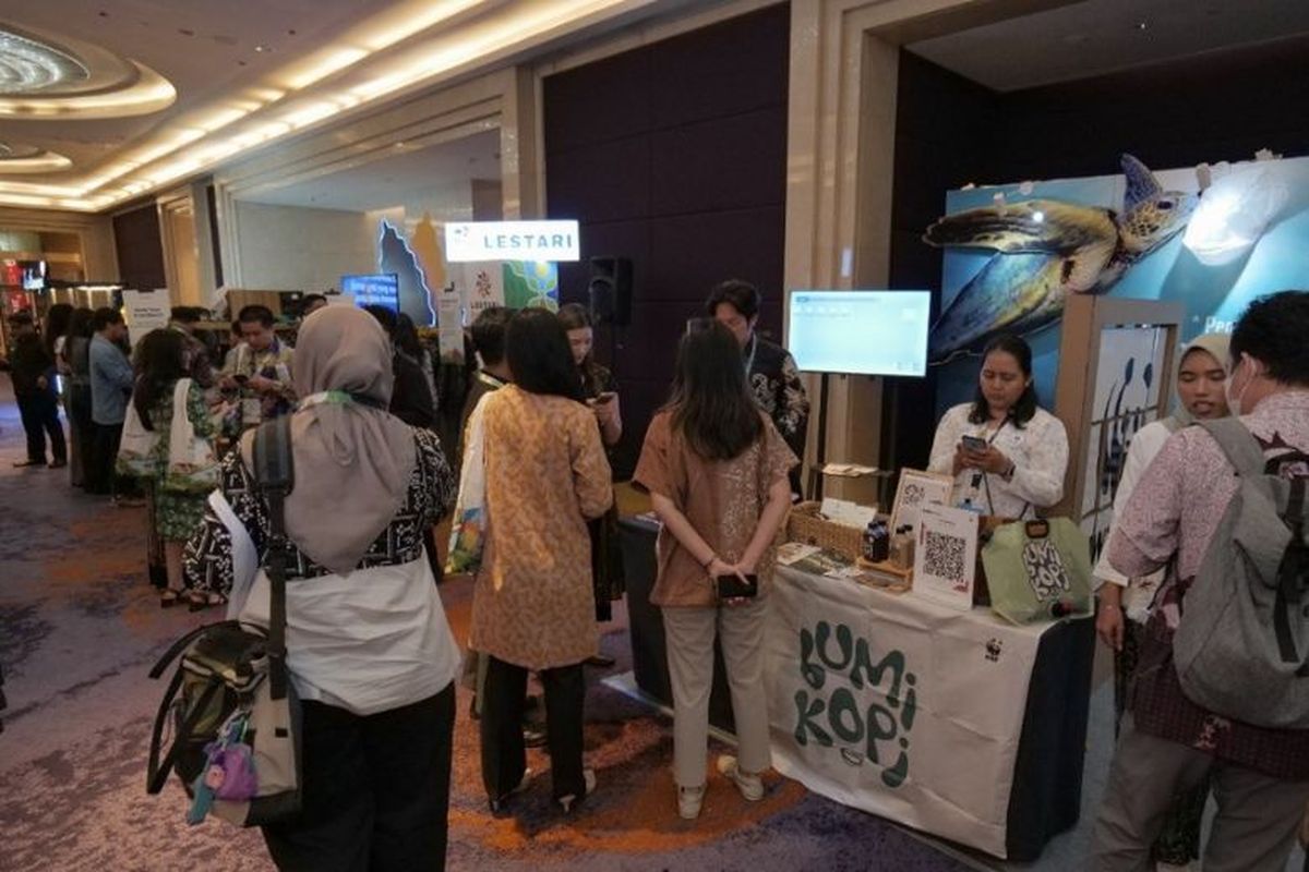 Pengunjung mengunjungi booth WWF-Indonesia di Lestari Summit 2025, Jakarta. WWF menampilkan berbagai inisiatif keberlanjutan seperti Bumi Kopi dan Plastic Smart Cities.