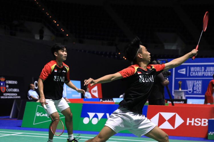 Ganda putra Indonesia Muh Putra Erwiansyah/Patra Harapan Rindorindo saat bertanding di semifinal Kejuaraan Dunia Junior 2022 di Palacio de Deportes de Santander, Spanyol, Sabtu (29/10/2022). Putra/Patra berhasil melaju ke final dan akan melawan Xu Hua Yu/Zhu Yi Jun (China). 