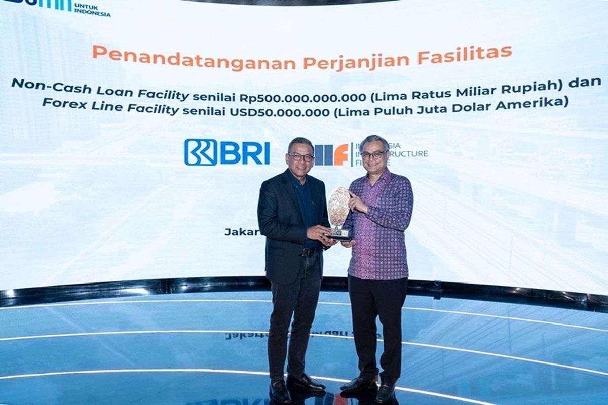 Direktur Bisnis Wholesale dan Kelembagaan BRI Agus Noorsanto dan Interim President Director and Chief Financial Officer (CEO) IIF Rizki Pribadi Hasan saat acara penandatanganan perjanjian fasilitas pendanaan di Kantor Pusat BRI, Jakarta, Kamis (27/2/2025).