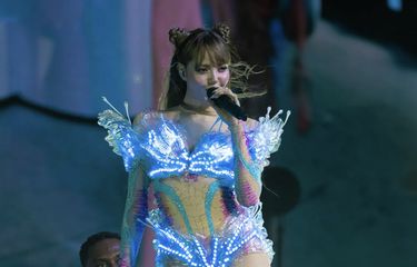 Kostum peri Lisa BLACKPINK di Coachella 2025.