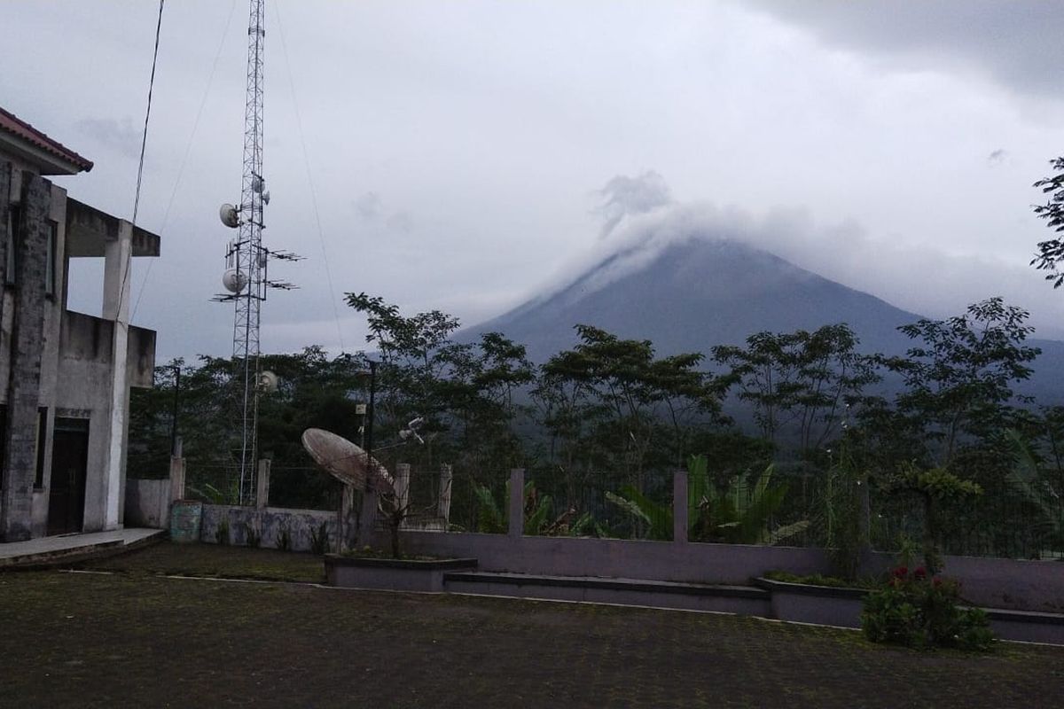 Visual Gunung Semeru Senin (6/2/2023) pagi dari Pos Pantau Gunung Api Semeru di Gunung Sawur