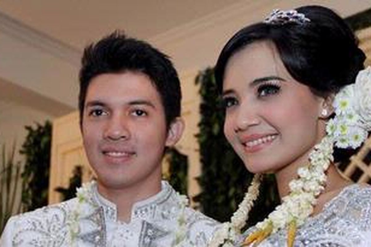 Irwansyah dan Zaskia Sungkar setelah menjalani akad nikah di Masjid Al Bina, Senayan, Jakarta, Sabtu (15/1/2011)