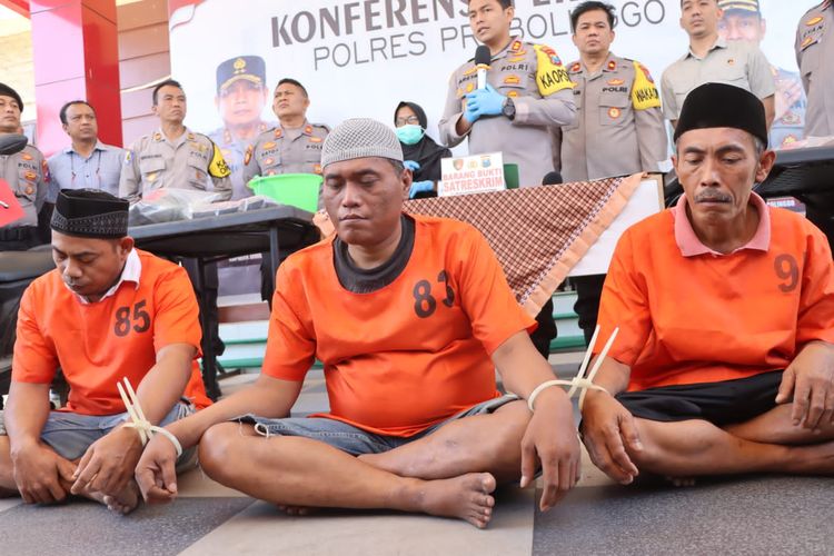 Tiga pembakar mobil ditangkap personel Polres Probolinggo. 