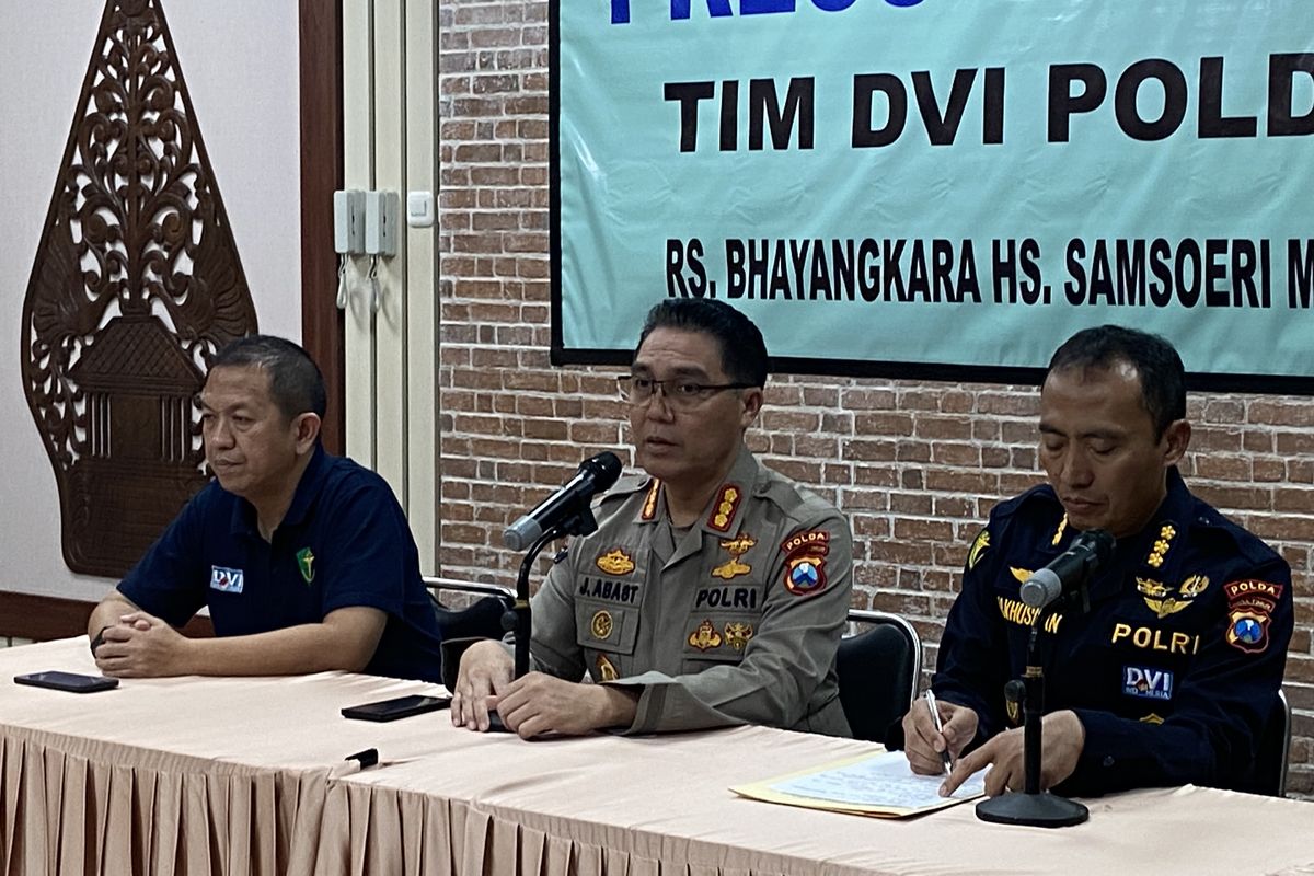 Kabid Humas Polda Jatim Kombes Pol Jules Abraham Abast mengungkap hasil rilis identifikasi jenazah Ponpes Al Khoziny, Selasa (14/10/2025(