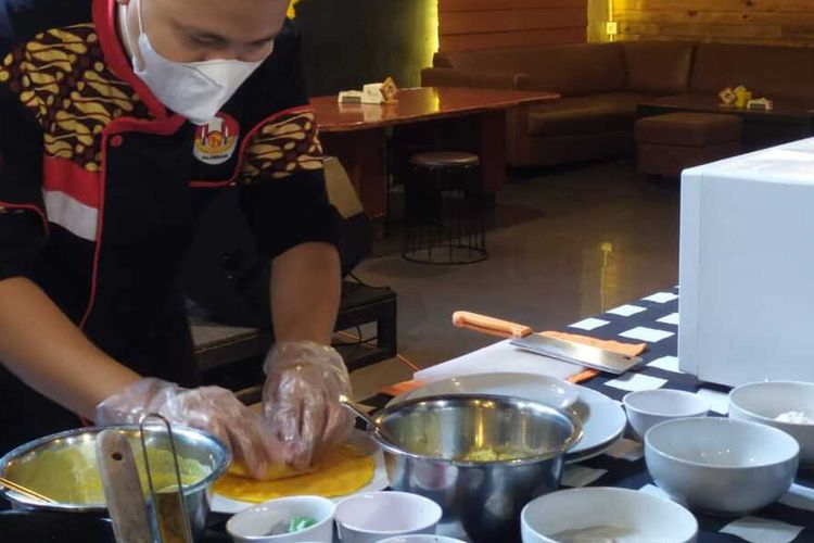 Proses pembuatan Dadar Jiwo di Cafe Bar Palembang.