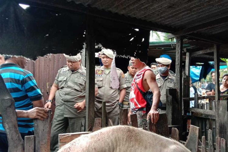 Anggota satpol PP kota Makassar saat hendak menertibkan peternakan babi di Jalan Angkasa, Kecamatan Panakkukang, Makassar, Rabu (12/2/2020).