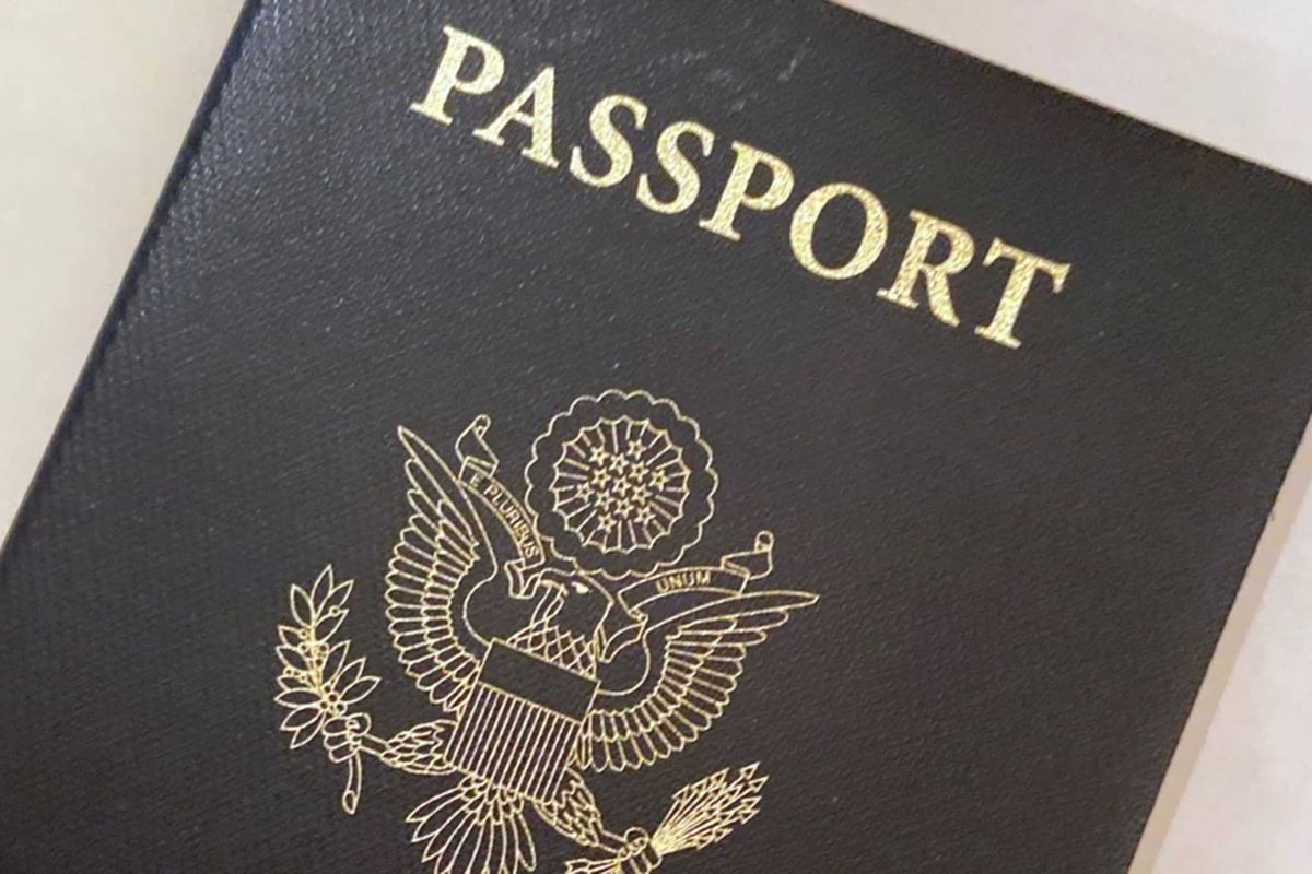 Foto ilustrasi yang diambil pada 25 Mei 2021 ini menunjukkan paspor warga AS. Departemen Luar Negeri AS telah menerbitkan paspor pertama untuk gender-X yang diperuntukkan bagi orang-orang non-binari dan interseks.
