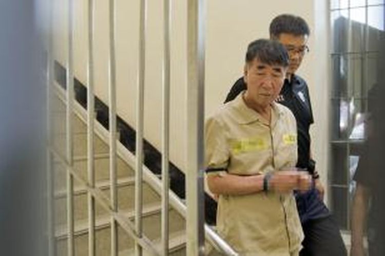 Kapten kapal feri Sewol Lee Joon-seok dikawal polisi saat mendatangi sidang di Pengadilan Distrik Gwangju, Korea Selatan, terkait tragedi tenggelamnya kapal feri Sewol.