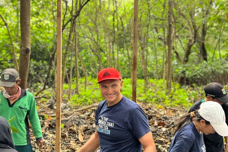 Marsh McLennan menyelenggarakan kegiatan penanaman mangrove di Ekowisata Mangrove Pantai Indah Kapuk, Jakarta, Kamis (26/1/2023). 