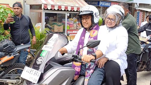 Anies Tiba di Tanah Merah Kendarai Motor Sambil Bonceng Istri