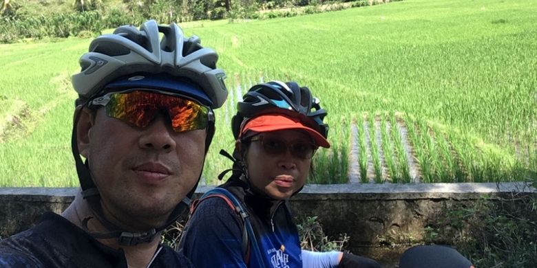 Stefanus Tejo (54) dan Yoke Haulani (54) saat mengikuti Jelajah Sepeda Flores yang digelar Kompas.