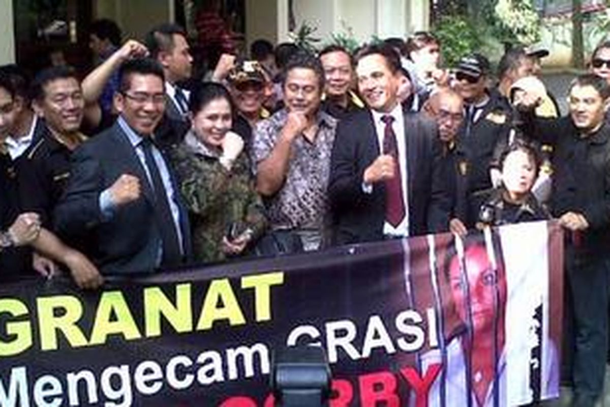 Granat dan Yusril Ihza Mahendra di PTUN, Kamis (7/6/2012) usai mendaftar gugatan terhadap Keppres grasi dua warga negara asing terpidana narkotika. 