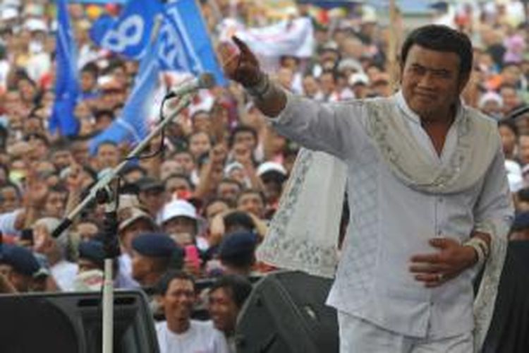 Pedangdut Rhoma Irama menghibur masa pendukung pasangan calon presiden dan wakil presiden Prabowo Subianto-Hatta Rajasa di Stadion Maulana Yusuf, Ciceri, Serang, Banten, Kamis (5/6/2014). Dalam kampanye tersebut, Hatta mengajak simpatisan dan pendukung pasangan calon presiden dan wakil presiden Prabowo Subianto-Hatta Rajasa untuk menyukseskan target 70 persen suara di wilayah Banten pada pemilu 9 Juli mendatang.