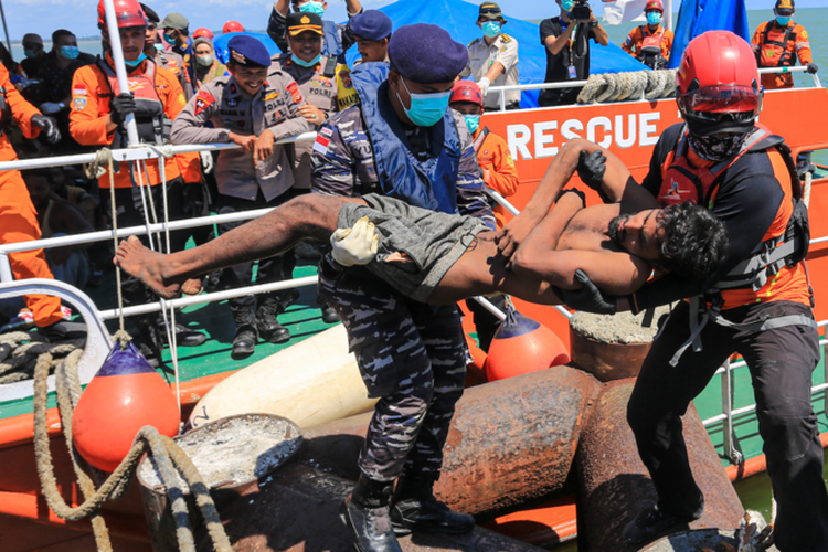 Personel TNI AL dan Basarnas membopong Imigran etnis Rohingya saat tiba di Pelabuhan Jetty Meulaboh, Aceh Barat, Aceh, Kamis (21/03).