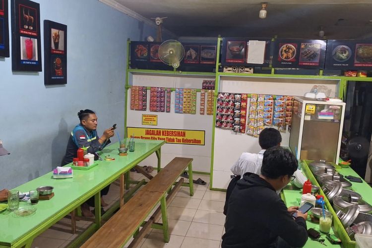 Tempat kejadian perkara (TKP) seorang pria dibegal tiga orang saat sedang asyik main game online Mobile Legend di warung kopi Jalan Haji Bori, RT 01 RW 01, Pedurenan, Jatiasih, Kota Bekasi, Senin (1/4/2024).
