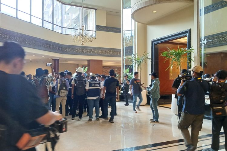 Tamu Hotel Sultan Kaget Ada Eksekusi dan Banyak Aparat, Buru-buru Pergi Lewat Pintu Belakang