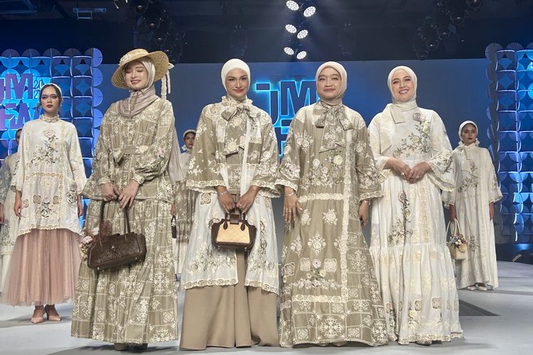 (Kiri ke kanan) Inara Rusli, Putri Zulkifli Hasan, dan tampil dalam Busana koleksi Ayu Dyah Andari bertajuk ‘Sora’ di Jakarta Modest Fashion Week 2026, di Jakarta Selatan, Kamis (7/11/2025). Desainer Ayu Dyah Andari membagikan cara merawat baju bordir agar tetap awet, tak mudah rusak, dan terlihat seperti baru meski sering dipakai.