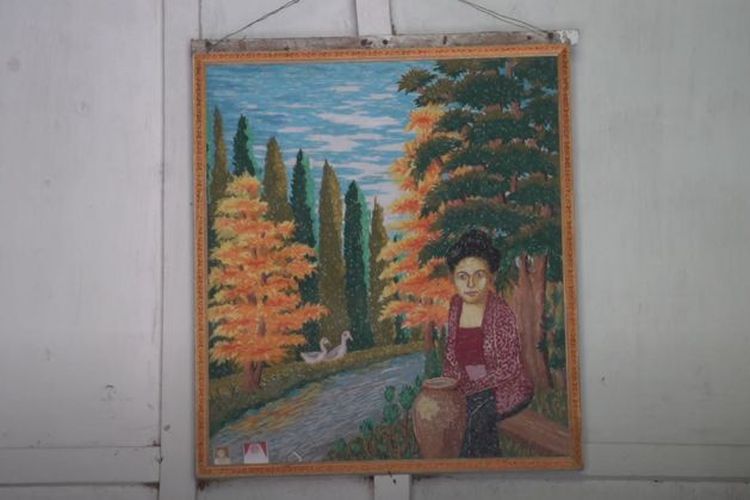 Salah satu hasil lukisan Rohani yang terpajang di dinding rumahnya.