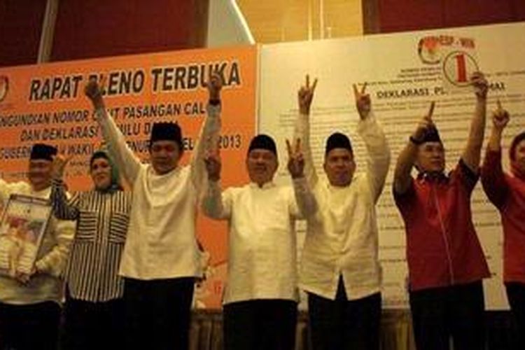 Empat pasangan calon gubernur dan wakil gubernur yang akan bertarung dalam Pilkada Sumatera Selatan mengucapkan dan menandatangani deklarasi Pilkada damai di Palembang, Sumatera Selatan, Minggu (21/4/2013). Pilkada Sumsel akan segera memasuki masa kampanye dan pemungutan suara serentak dengan empat kabupaten dan kota di Sumsel pada 6 Juni mendatang.

