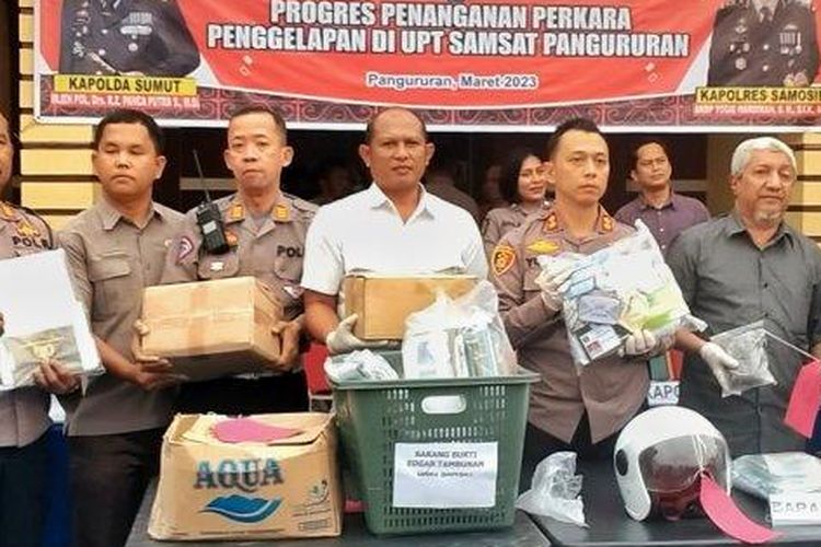 Kapolres Samosir AKBP Yogie Hardimanmenunjukkan barang bukti penggelapan wajib pajak saat temu pers di Mapolres Samosir Selasa (14/3/2023). 