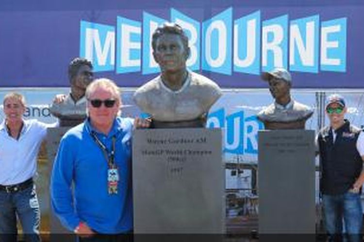 Mantan pebalap Australia, Wayne Gardner (tengah), Mick Doohan (kiri), dan Casey Stoner, berpose dengan patung-patung mereka di Sirkuit Phillip Island, Jumat (17/10/2014).