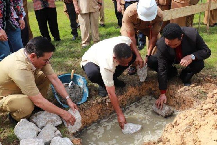 Proses peletakan batu pertama pembangunan gedung serbaguna di Kantor Bupati Bulungan.