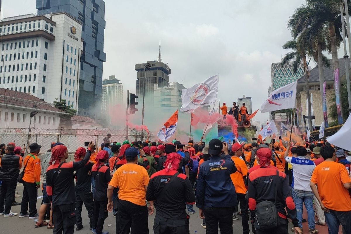 Massa buruh yang berkumpul di kawasan Monas mulai bergeser ke Istora, Senayan, Jakarta Pusat pada Senin (1/5/2023) siang. 