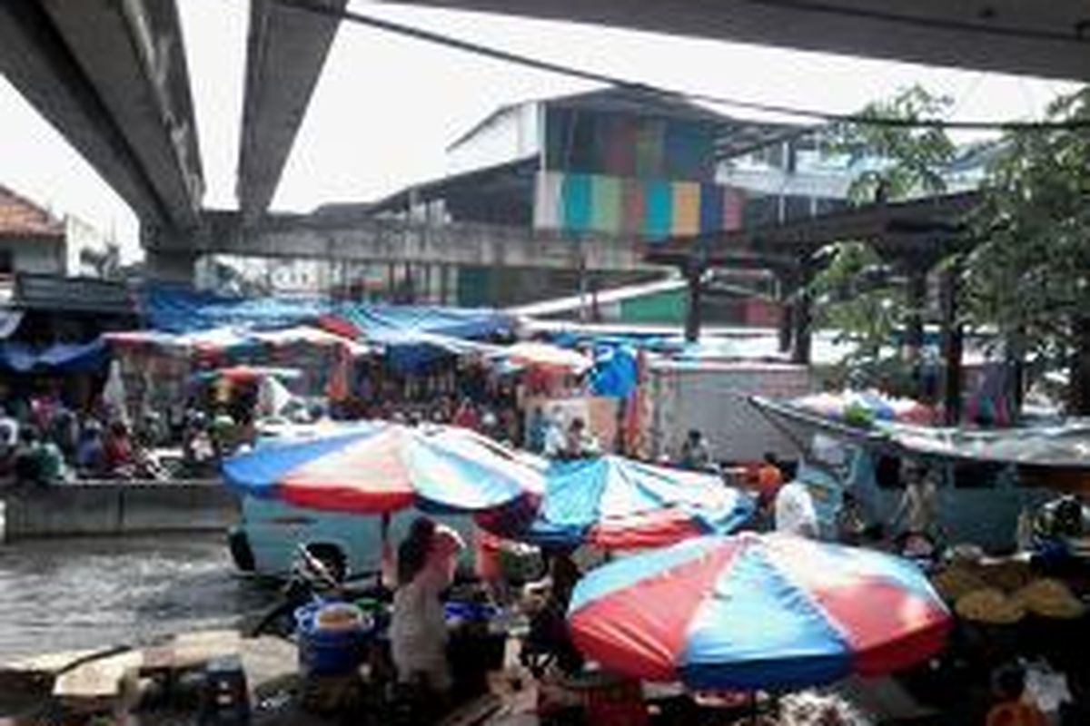 Tumpah ruah pedagang kaki lima (PKL) di Jalan Kebon Jati, Tanah Abang, Jakarta, Rabu (17/7/2013). Jika selama ini PKL mengeluhkan tidak ada akses menuju Blok G, sehingga enggan direlokasi, dari gambar terlihat keberadaan mereka lah yang justru menghambat akses, utamanya bagi pejalan kaki.