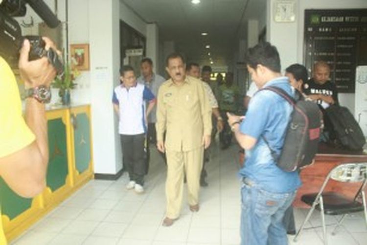 Wali Kota Ambon, Richard Louhenapessy usai menjalani pemeriksaan di Kejaksaan Negeri Ambon terkait kasus taman kota senilai Rp 1,3 miliar, Jumat (21/6/2013).