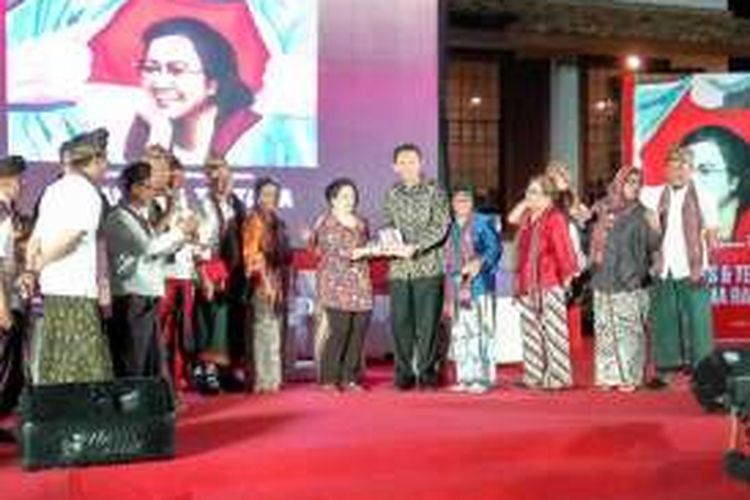 Ketua DPP PDI-P Megawati Soekarnoputri memberikan buku pertama yang menulis tentang dirinya kepada Gubernur DKI Jakarta Basuki Tjahaja Purnama, Rabu (23/3/2016).