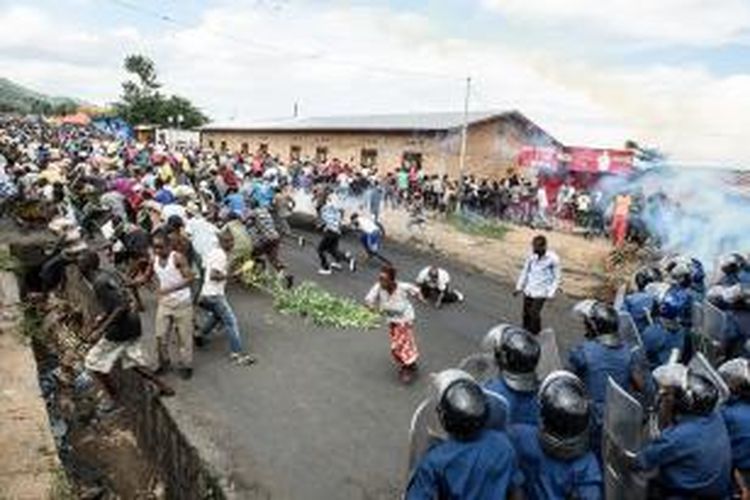 Polisi antihuru-hara Burundi berhadapan dengan warga yang berunjuk rasa di ibu kota Bujumbura menentang keinginan Presiden Pierre Nkurunziza yang ingin memperpanjang masa jabatannya.