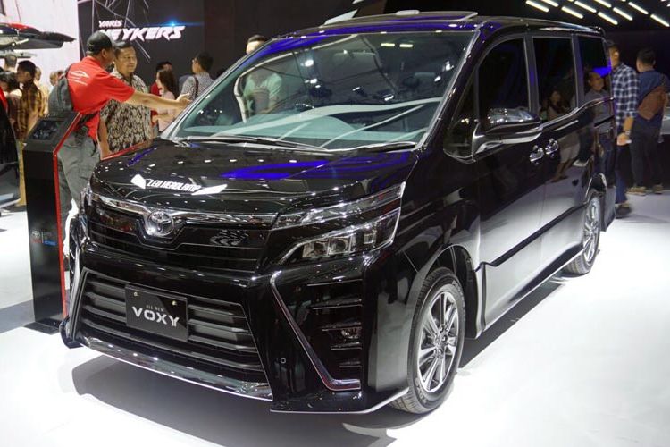 Toyota Voxy meluncur di Gaikindo Indonesia International Auto Show (GIIAS),  Kamis (10/8/2017).