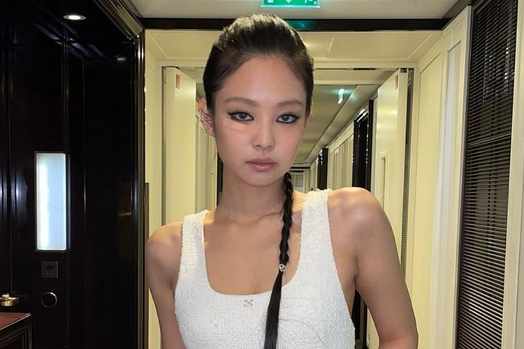 Jennie Blackpink memakai plester luka di wajahnya ketika hadir di Chanel Show di Paris Fashion Week 2023