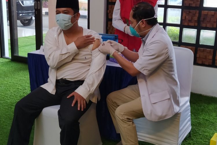 Wali Kota Tangerang Arief R Wismansyah saat menerima vaksin Sinovac di Ruang Patio Kantor Pusat Pemerintahan Kota Tangerang, Kota Tangerang, Banten, Jumat (29/1/2021) siang.